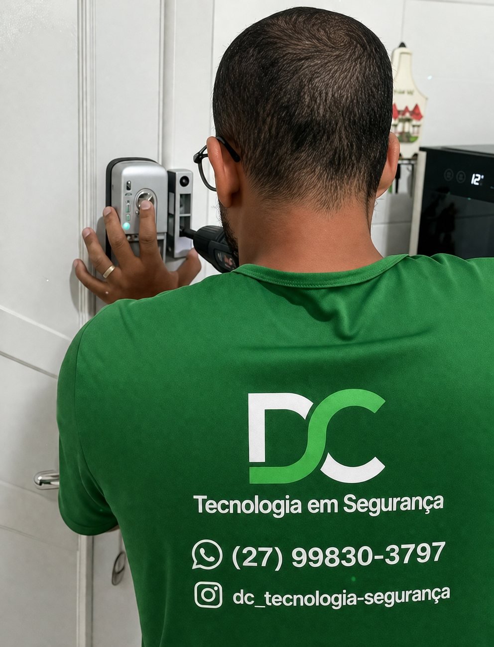 Técnico DC instalando fechadura digital