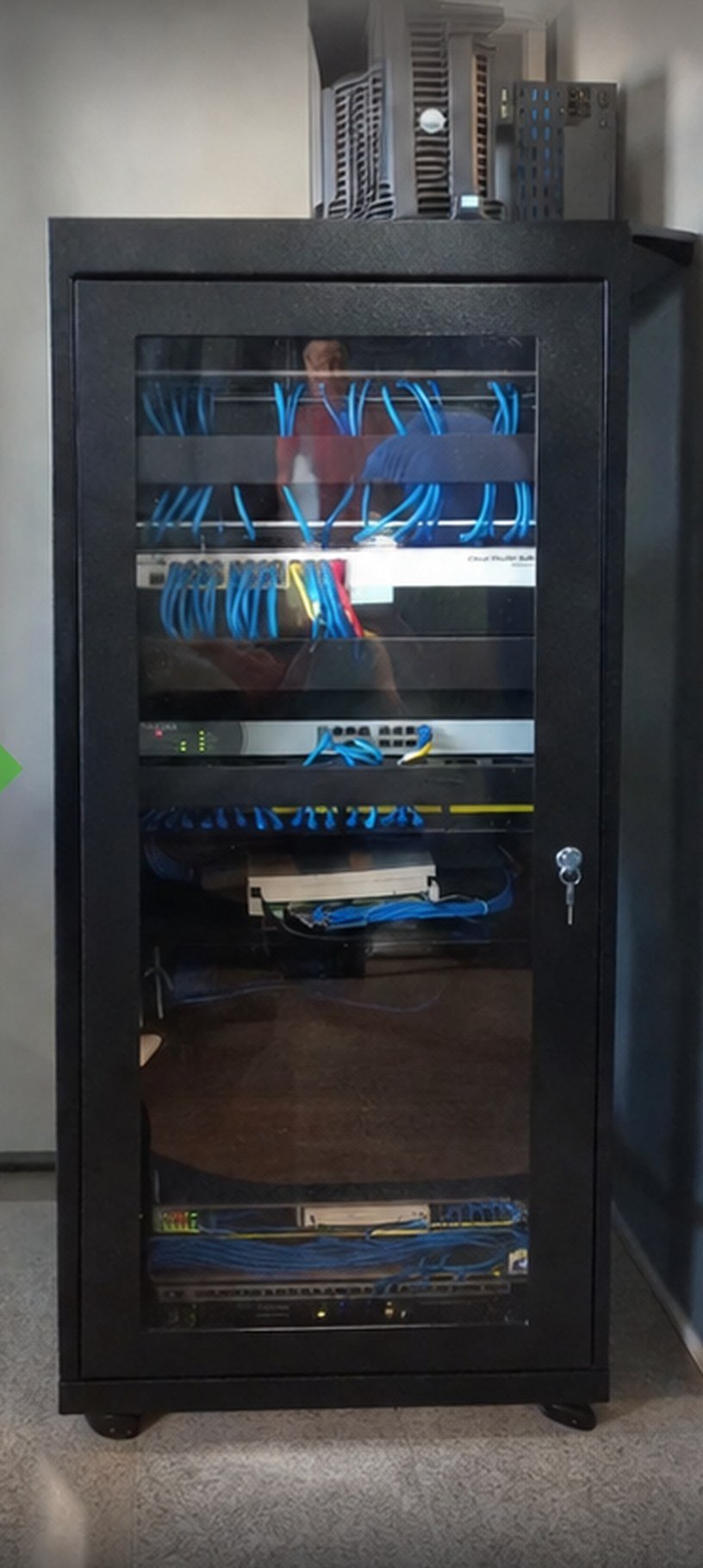 Infraestrutura de rede estruturada com rack organizado