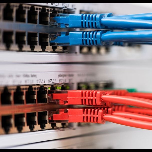 Rack de rede estruturada com cabeamento organizado